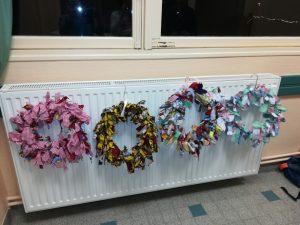 Confection couronnes de Noël à partir de chutes de tissu, dans le cadre d'ateliers d'élèves en internat