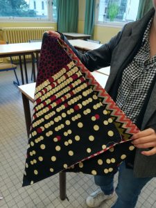 Confection d'un sac origami dans le cadre d'ateliers d'élèves en internat