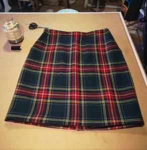 Confection sur-mesure d'une jupe à partir d'un coupon de véritable tissu écossais