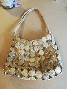 Réparation du sac en sequins coco, renfort des coutures les plus sollicitées