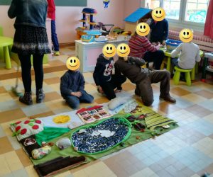 Le raconte tapis est terminé, les enfants vont pouvoir raconter les histoires qu'ils ont inventé à partir du décors et des animaux